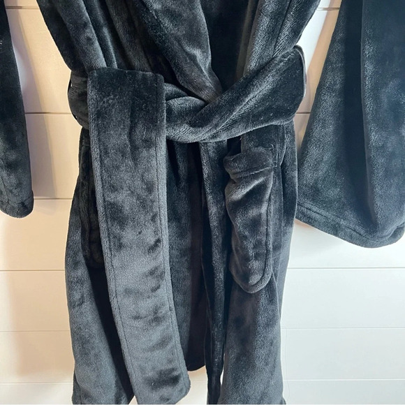 Victoria’s Secret‎ Black Velvety Plush Short Robe. Size M/L. - Picture 10 of 13